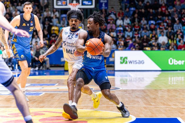 Basketball Bundesliga BBL, Frankfurt Skyliners vs MLP Academics Heidelberg, Süwag Energie Arena Frankfurt am Main 12 04 2026 Basketball Bundesliga BBL, Frankfurt am Main, Germany 12 04 2026 Isaiah Swope Frankfurt Skyliners, 1 on the ball against Michael Weathers MLP Academics Heidelberg, 20 , Basketball Bundesliga BBL, Game of Frankfurt Skyliners vs MLP Academics Heidelberg, Süwag Energie Arena Frankfurt am Main Copyright: xBEAUTIFULxSPORTS Freudensteinx