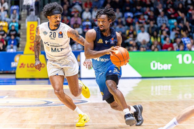 Basketball Bundesliga BBL, Frankfurt Skyliners vs MLP Academics Heidelberg, Süwag Energie Arena Frankfurt am Main 12 04 2026 Basketball Bundesliga BBL, Frankfurt am Main, Germany 12 04 2026 Isaiah Swope Frankfurt Skyliners, 1 on the ball against Michael Weathers MLP Academics Heidelberg, 20 , Basketball Bundesliga BBL, Game of Frankfurt Skyliners vs MLP Academics Heidelberg, Süwag Energie Arena Frankfurt am Main Copyright: xBEAUTIFULxSPORTS Freudensteinx