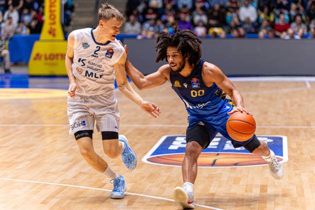 Basketball Bundesliga BBL, Frankfurt Skyliners vs MLP Academics Heidelberg, Süwag Energie Arena Frankfurt am Main 12 04 2026 Basketball Bundesliga BBL, Frankfurt am Main, Germany 12 04 2026 Tyger Campbell Frankfurt Skyliners, 00 on the ball against Niklas Wuerzner MLP Academics Heidelberg, Basketball Bundesliga BBL, Match of Frankfurt Skyliners vs MLP Academics Heidelberg, Süwag Energie Arena Frankfurt am Main Copyright: xBEAUTIFULxSPORTS Freudensteinx