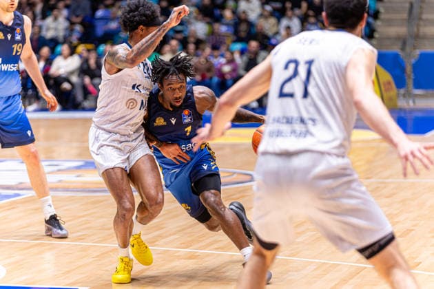 Basketball Bundesliga BBL, Frankfurt Skyliners vs MLP Academics Heidelberg, Süwag Energie Arena Frankfurt am Main 12 04 2026 Basketball Bundesliga BBL, Frankfurt am Main, Germany 12 04 2026 Isaiah Swope Frankfurt Skyliners, 1 on the ball against Michael Weathers MLP Academics Heidelberg, 20 , Basketball Bundesliga BBL, Game of Frankfurt Skyliners vs MLP Academics Heidelberg, Süwag Energie Arena Frankfurt am Main Copyright: xBEAUTIFULxSPORTS Freudensteinx