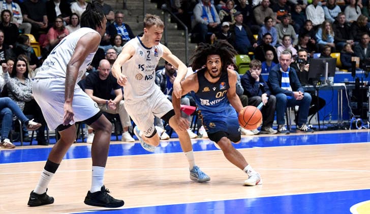 12 04 2026, xokbx, Basketball easyCredit BBL Bundesliga, Frankfurt Skyliners MLP Academics Heidelberg v l Tyger Campbell Fraport Skyliners Frankfurt , Niklas Wuerzner MLP Academics Heidelberg , Osun Osunniyi MLP Academics Heidelberg , Zweikampf, Duell, Dribbling DFL DFB REGULATIONS PROHIBIT ANY USE OF PHOTOGRAPHS as IMAGE SEQUENCES and or QUASI VIDEO Frankfurt am Main