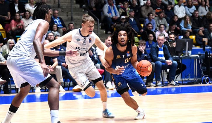 12 04 2026, xokbx, Basketball easyCredit BBL Bundesliga, Frankfurt Skyliners MLP Academics Heidelberg v l Tyger Campbell Fraport Skyliners Frankfurt , Niklas Wuerzner MLP Academics Heidelberg , Osun Osunniyi MLP Academics Heidelberg , Zweikampf, Duell, Dribbling DFL DFB REGULATIONS PROHIBIT ANY USE OF PHOTOGRAPHS as IMAGE SEQUENCES and or QUASI VIDEO Frankfurt am Main