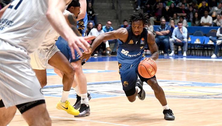 12 04 2026, xokbx, Basketball easyCredit BBL Bundesliga, Frankfurt Skyliners MLP Academics Heidelberg v l Isaiah Swope Fraport Skyliners Frankfurt , Sprint, Dribbling, Zweikampf DFL DFB REGULATIONS PROHIBIT ANY USE OF PHOTOGRAPHS as IMAGE SEQUENCES and or QUASI VIDEO Frankfurt am Main
