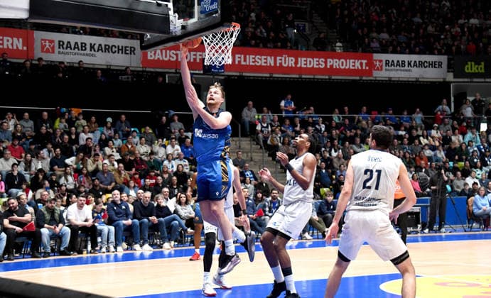 12 04 2026, xokbx, Basketball easyCredit BBL Bundesliga, Frankfurt Skyliners MLP Academics Heidelberg v l Till Pape Fraport Skyliners Frankfurt , Osun Osunniyi MLP Academics Heidelberg , throw, jump, duel, duel DFL DFB REGULATIONS PROHIBIT ANY USE OF PHOTOGRAPHS as IMAGE SEQUENCES and or QUASI VIDEO Frankfurt am Main