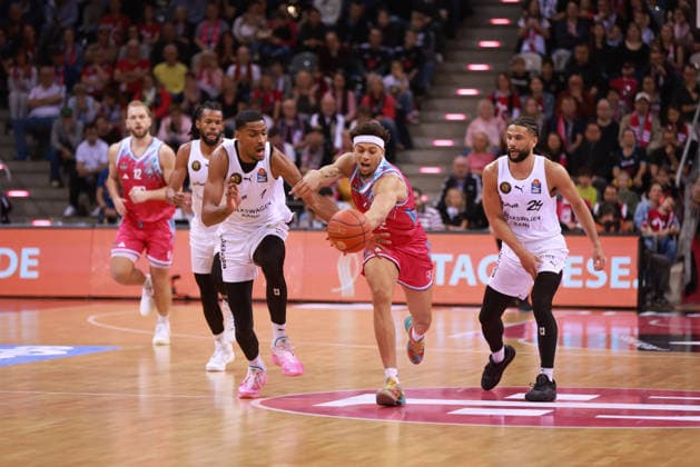 Alijah Comithier Bonn, M vs David N Guessan Braunschweig , Bonn, Germany, 12 04 2026, Basketball Bundesliga, Matchday 29, Telekom Baskets Bonn vs Basketball Löwen Braunschweig