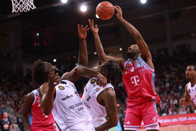 Jeff Garrett Bonn on the ball against Josh Hawley Braunschweig and Oluwasimisola Shittu Braunschweig , Bonn, Germany, 12 04 2026, Basketball Bundesliga, Matchday 29, Telekom Baskets Bonn vs Basketball Löwen Braunschweig