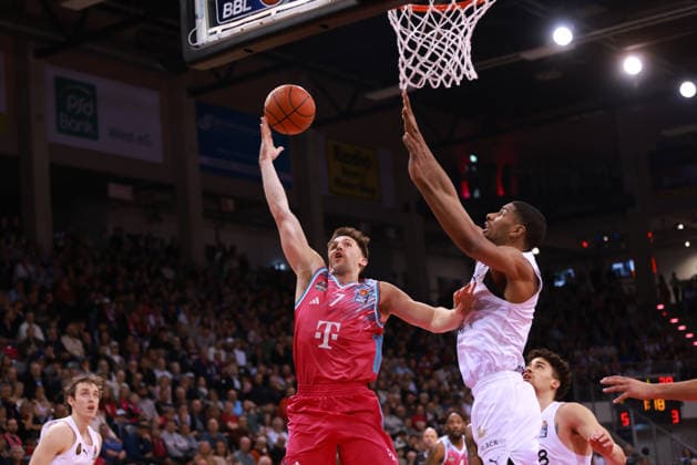 Grayson Murphy Bonn vs David N Guessan Braunschweig , Bonn, Germany, 12 04 2026, Basketball Bundesliga, Matchday 29, Telekom Baskets Bonn vs Basketball Löwen Braunschweig