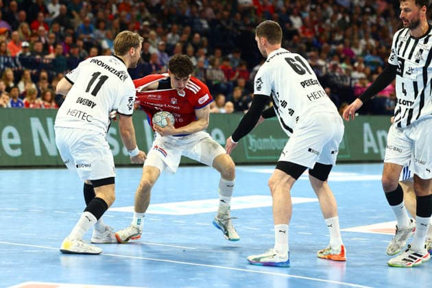 Handball I Men I Season 2025 2026 I Bundesliga I 28 Matchday I HSV Hamburg THW Kiel I 12 04 2026 Petter Overby 11, THW Kiel Elias Kofler 6, HSV Hamburg Hendrik Pekeler 61, THW Kiel Hamburg Barclaycard Arena Hamburg Germany Copyright: xLobeca RalfxHomburgx