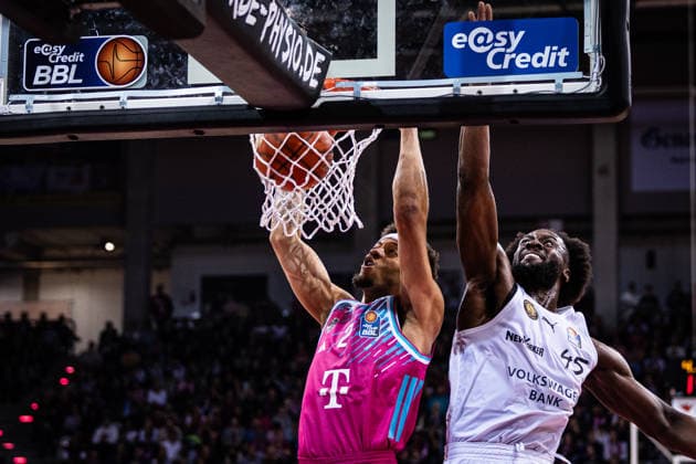 easyCredit Basketball Bundesliga, Telekom Baskets Bonn vs Basketball Löwen Braunschweig, 12 04 2026 Alijah Comithier Telekom Baskets Bonn 2 dunks against Simi Shittu BASKETBALL LÖWEN BRAUNSCHWEIG 45 easyCredit Basketball Bundesliga, Telekom Baskets Bonn vs Basketball Löwen Braunschweig, 12 04 2026, Telekom Dome Bonn Copyright: xBEAUTIFULxSPORTS Derixx