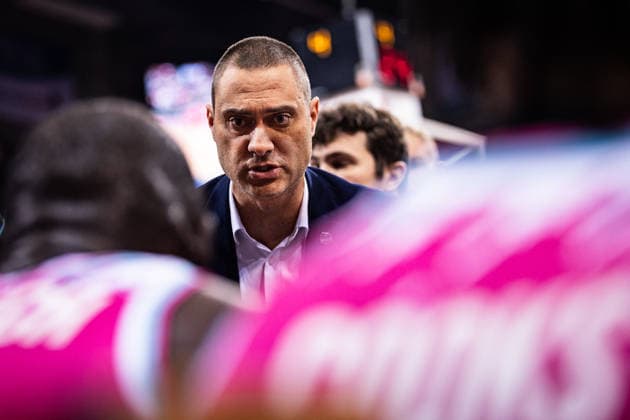 easyCredit Basketball Bundesliga, Telekom Baskets Bonn vs Basketball Löwen Braunschweig, 12 04 2026 Marko Stankovic Telekom Baskets Bonn Head Coach during timeout easyCredit Basketball Bundesliga, Telekom Baskets Bonn vs Basketball Löwen Braunschweig, 12 04 2026, Telekom Dome Bonn Copyright: xBEAUTIFULxSPORTS Derixx