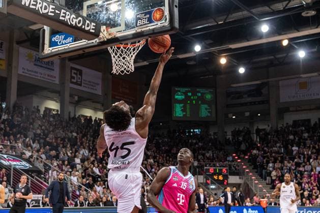Oluwasimisola Shittu 45 Basketball Löwen Braunschweig with a lay-up while Kur Jongkuch 15 Telekom Baskets Bonn defends EasyCredit BBL league game on matchday 29 in Bonn between Telekom Baskets Bonn and Basketball Löwen Braunschweig Lay-up by Oluwasimisola Shittu 45 Basketball Löwen Braunschweig against Kur Jongkuch 15 Telekom Baskets Bonn Copyright: xFeyzullahxGökalp feyzofsportsx