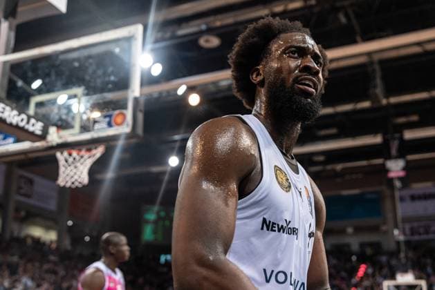 Oluwasimisola Shittu 45 Basketball Löwen Braunschweig in white jersey in the foreground EasyCredit BBL league match on matchday 29 in Bonn between Telekom Baskets Bonn and Basketball Löwen Braunschweig Player Oluwasimisola Shittu 45 Basketball Löwen Braunschweig in focus Copyright: xFeyzullahxGökalp feyzofsportsx