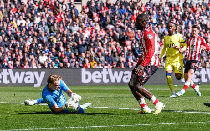 12th April 2026; Stadium of Light, Sunderland, England; Premier League Football, Sunderland versus Tottenham Hotspur; Tottenham Hotspur Antonin Kinsky dives at the feet of Brian Brobbey of Sunderland WMxSportsxMedia