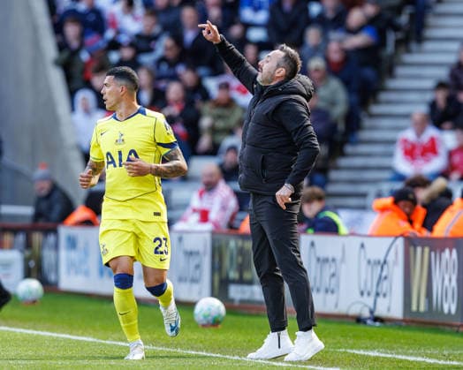 12th April 2026; Stadium of Light, Sunderland, England; Premier League Football, Sunderland versus Tottenham Hotspur; Tottenham Hotspur Manager Roberto De Zerbi giving his sides instructions WMxSportsxMedia