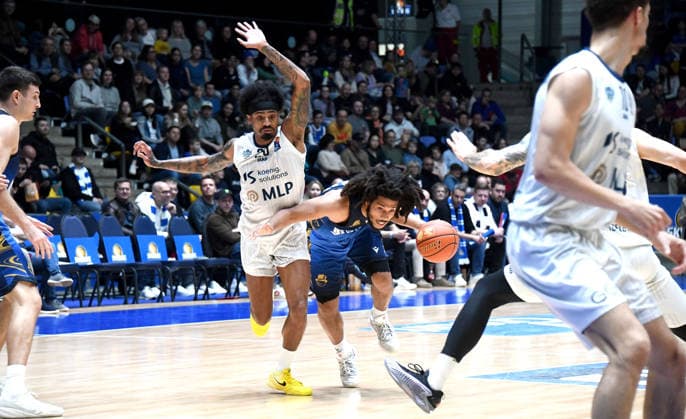 12 04 2026, xokbx, Basketball easyCredit BBL Bundesliga, Frankfurt Skyliners MLP Academics Heidelberg v l Tyger Campbell Fraport Skyliners Frankfurt , Michael Weathers MLP Academics Heidelberg , Zweikampf, Duell, stumble DFL DFB REGULATIONS PROHIBIT ANY USE OF PHOTOGRAPHS as IMAGE SEQUENCES and or QUASI VIDEO Frankfurt am Main