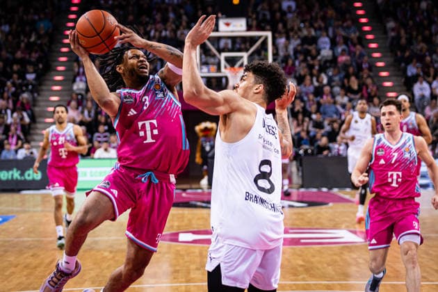 easyCredit Basketball Bundesliga, Telekom Baskets Bonn vs Basketball Löwen Braunschweig, 12 04 2026 Zachery Cooks Telekom Baskets Bonn 3 vs Joshua Obiesie BASKETBALL LÖWEN BRAUNSCHWEIG 8 easyCredit Basketball Bundesliga, Telekom Baskets Bonn vs Basketball Löwen Braunschweig, 12 04 2026, Telekom Dome Bonn Copyright: xBEAUTIFULxSPORTS Derixx