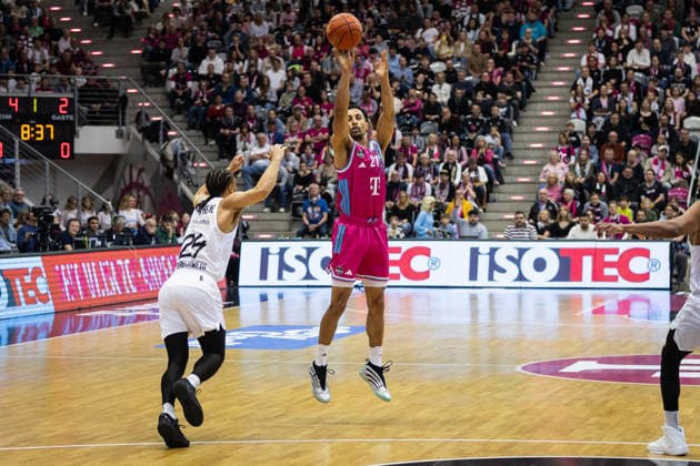 easyCredit Basketball Bundesliga, Telekom Baskets Bonn vs Basketball Löwen Braunschweig, 12 04 2026 Joel Aminu Telekom Baskets Bonn 21 on a three-pointer easyCredit Basketball Bundesliga, Telekom Baskets Bonn vs Basketball Löwen Braunschweig, 12 04 2026, Telekom Dome Bonn Copyright: xBEAUTIFULxSPORTS Derixx