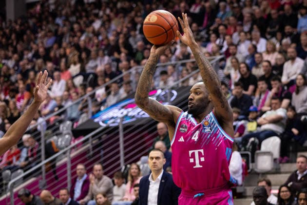easyCredit Basketball Bundesliga, Telekom Baskets Bonn vs Basketball Löwen Braunschweig, 12 04 2026 Jeff Garrett Jr Telekom Baskets Bonn 4 on a three-pointer easyCredit Basketball Bundesliga, Telekom Baskets Bonn vs Basketball Löwen Braunschweig, 12 04 2026, Telekom Dome Bonn Copyright: xBEAUTIFULxSPORTS Derixx