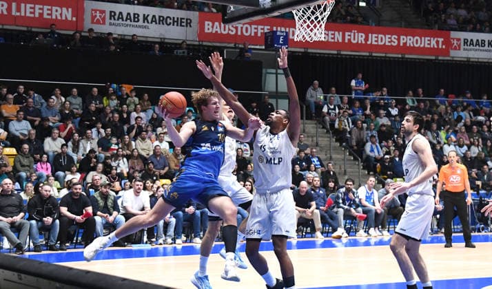 12 04 2026, xokbx, Basketball easyCredit BBL Bundesliga, Frankfurt Skyliners MLP Academics Heidelberg v l Jacob Holt Fraport Skyliners Frankfurt , Osun Osunniyi MLP Academics Heidelberg , Zweikampf, Duell DFL DFB REGULATIONS PROHIBIT ANY USE OF PHOTOGRAPHS as IMAGE SEQUENCES and or QUASI VIDEO Frankfurt am Main