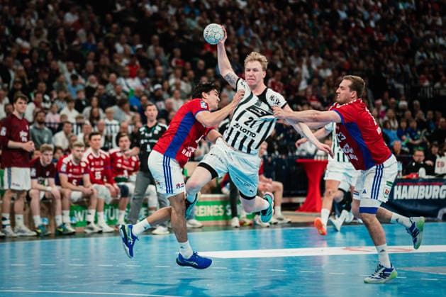 HBL HSV Hamburg vs THW Kiel, 12 04 2026 Eric Johansson THW Kiel, 21 is drawn by Kaj Geenen HSV Hamburg, 17 and Moritz Sauter HSV Hamburg, 33 HBL HSV Hamburg vs THW Kiel on 12 04 2026 at Barclays Arena, Hamburg Copyright: xBEAUTIFULxSPORTS Tonhäuserx
