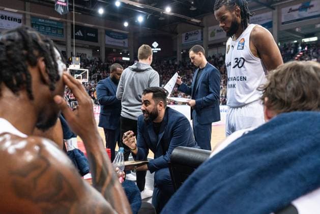 Chip Flanigan 30 Basketball Lions Braunschweig stands on the sidelines while Keith Thomas 996 Basketball Lions Braunschweig talks to team members EasyCredit BBL league game on matchday 29 in Bonn between Telekom Baskets Bonn and Basketball Lions Braunschweig Timeout with Chip Flanigan 30 Basketball Lions Braunschweig and Keith Thomas 996 Basketball Lions Braunschweig Copyright: xFeyzullahxGökalp feyzofsportsx