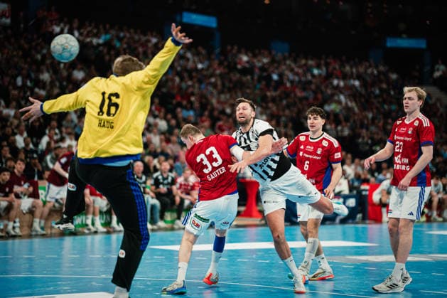 HBL HSV Hamburg vs THW Kiel, 12 04 2026 Harald Reinkind THW Kiel, 6 throws, in front Moritz Sauter HSV Hamburg, 33 HBL HSV Hamburg vs THW Kiel on 12 04 2026 at Barclays Arena, Hamburg Copyright: xBEAUTIFULxSPORTS Tonhäuserx