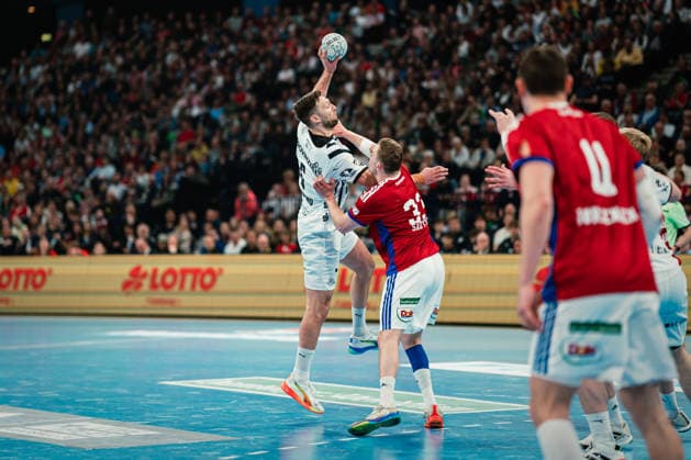 HBL HSV Hamburg vs THW Kiel, 12 04 2026 Harald Reinkind THW Kiel, 6 throws, next to him Moritz Sauter HSV Hamburg, 33 HBL HSV Hamburg vs THW Kiel on 12 04 2026 at Barclays Arena, Hamburg Copyright: xBEAUTIFULxSPORTS Tonhäuserx