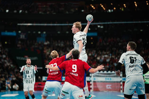 HBL HSV Hamburg vs THW Kiel, 12 04 2026 Eric Johansson THW Kiel, 21 passes the ball HBL HSV Hamburg vs THW Kiel on 12 04 2026 at Barclays Arena, Hamburg Copyright: xBEAUTIFULxSPORTS Tonhäuserx