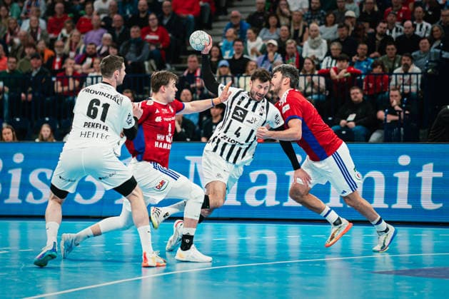 HBL HSV Hamburg vs THW Kiel, 12 04 2026 Domagoj Duvnjak THW Kiel, 4 vs Jacob Lassen HSV Hamburg, 9 HBL HSV Hamburg vs THW Kiel on 12 04 2026 at Barclays Arena, Hamburg Copyright: xBEAUTIFULxSPORTS Tonhäuserx