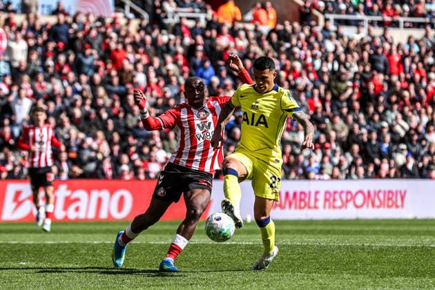 Premier League: Sunderland v Tottenham Hotspur Noah Sadiki of Sunderland and Pedro Porro of Tottenham Hotspur battle for the ball during the Premier League match Sunderland vs Tottenham Hotspur at Stadium Of Light, Sunderland, United Kingdom on 12 April 2026 (Photo by Alfie Cosgrove News Images) Sunderland Stadium Of Light Tyne and Wear United Kingdom Copyright: xAlfiexCosgrove NewsxImagesx