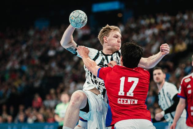 HBL HSV Hamburg vs THW Kiel, 12 04 2026 Eric Johansson THW Kiel, 21 throws, Kaj Geenen HSV Hamburg, 17 blocks him HBL HSV Hamburg vs THW Kiel on 12 04 2026 at Barclays Arena, Hamburg Copyright: xBEAUTIFULxSPORTS Tonhäuserx