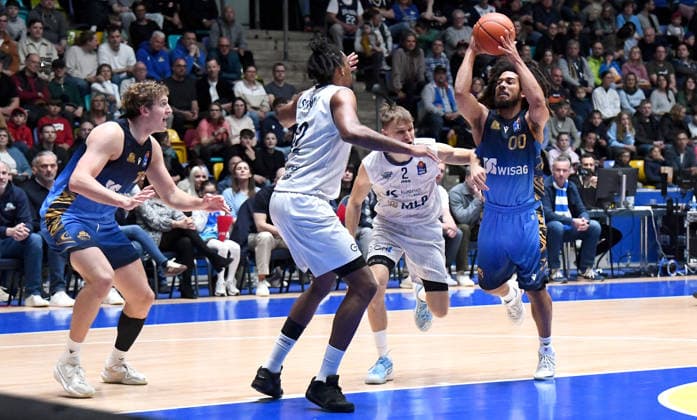 12 04 2026, xokbx, Basketball easyCredit BBL Bundesliga, Frankfurt Skyliners MLP Academics Heidelberg v l Tyger Campbell Fraport Skyliners Frankfurt , Jacob Holt Fraport Skyliners Frankfurt , Osun Osunniyi MLP Academics Heidelberg , Niklas Wuerzner MLP Academics Heidelberg , Zweikampf, Duell DFL DFB REGULATIONS PROHIBIT ANY USE OF PHOTOGRAPHS as IMAGE SEQUENCES and or QUASI VIDEO Frankfurt am Main