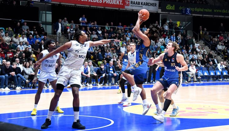 12 04 2026, xokbx, Basketball easyCredit BBL Bundesliga, Frankfurt Skyliners MLP Academics Heidelberg v l Tyger Campbell Fraport Skyliners Frankfurt Wurf, Sprung DFL DFB REGULATIONS PROHIBIT ANY USE OF PHOTOGRAPHS as IMAGE SEQUENCES and or QUASI VIDEO Frankfurt am Main