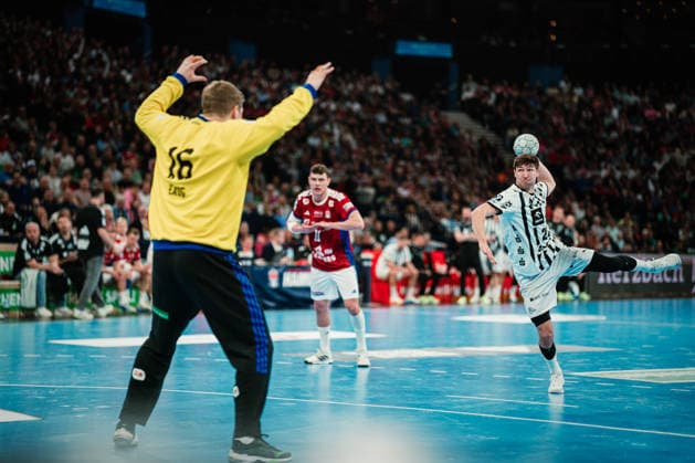 HBL HSV Hamburg vs THW Kiel, 12 04 2026 Lukas Zerbe THW Kiel, 24 throws a 7 meter, Robin Haug HSV Hamburg, 16 stands in goal HBL HSV Hamburg vs THW Kiel on 12 04 2026 at Barclays Arena, Hamburg Copyright: xBEAUTIFULxSPORTS Tonhäuserx