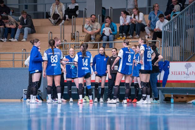 HSG Blomberg Lippe II vs SC SFN Vechta Handball, 3 Liga Nord, Matchday 21, 12 4 2026, Season 2025 2026, Blomberg The players of HSG Blomberg Lippe II during a time-out Blomberg Sporthalle an der Ulmenallee Germany