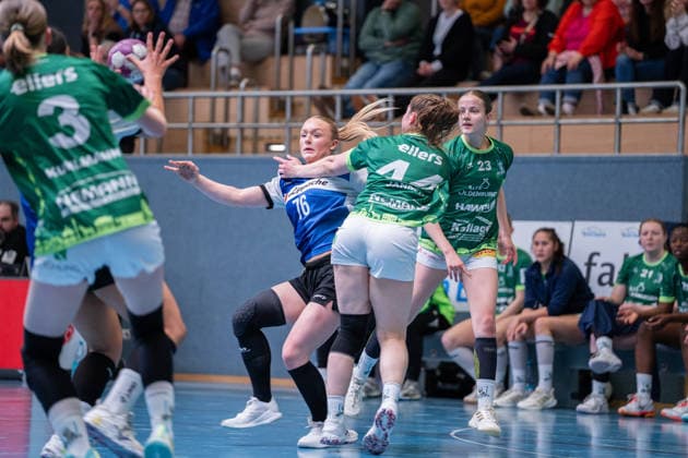 HSG Blomberg-Lippe II vs. SC SFN Vechta Handball, 3. Liga Nord, Spieltag 21, 12.4.2026, Saision 2025 2026, Blomberg Janne Overbeck (HSG Blomberg-Lippe II, 76) im Zweikampf mit Maya Janssen (SC SFN Vechta, 44) Blomberg Sporthalle an der Ulmenallee Deutschland *** HSG Blomberg Lippe II vs SC SFN Vechta Handball, 3 Liga Nord, Matchday 21, 12 4 2026, Season 2025 2026, Blomberg Janne Overbeck HSG Blomberg Lippe II, 76 in duel with Maya Janssen SC SFN Vechta, 44 Blomberg Sporthalle an der Ulmenallee Germany