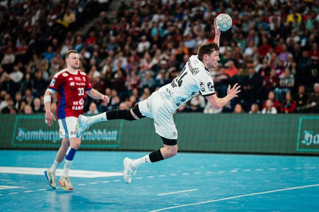 HBL HSV Hamburg vs THW Kiel, 12 04 2026 Lukas Zerbe THW Kiel, 24 catches the ball in the air and scores HBL HSV Hamburg vs THW Kiel on 12 04 2026 at Barclays Arena, Hamburg Copyright: xBEAUTIFULxSPORTS Tonhäuserx