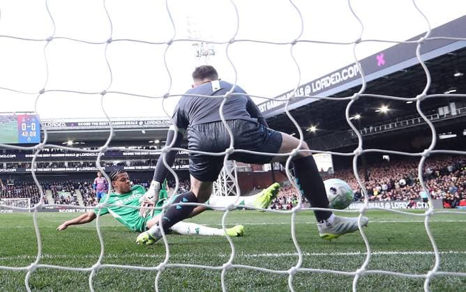 William Osula of Newcastle United scores the opening goal past Dean Henderson of Crystal Palace Crystal Palace v Newcastle United, Premier League, Football, Selhurst Park, London, UK - 12 Apr 2026London Selhurst Park United Kingdom EDITORIAL USE ONLY No use with unauthorised audio, video, data, fixture lists, club league logos or live services. Online in-match use limited to 120 images, no video emulation. No use in betting, games or single club league player publications. Copyright: xMichaelxZemanek Shutterstockx 16823618o