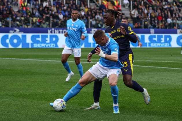 April 12, 2026, Parma: Parma™s Nesta Elphege fights for the ball against Napoli™s Alessandro Buongiorno during the italian soccer Serie A match between Parma Calcio 1913 vs SSC Napoli on april 12, 2026 at the Stadio Ennio Tardini in Parma, Italy. ANSA Soccer: Serie A; Parma Vs Napoli  - ZUMAa110 20260412_zaf_a110_011 Copyright: xLorenzoxCattanix