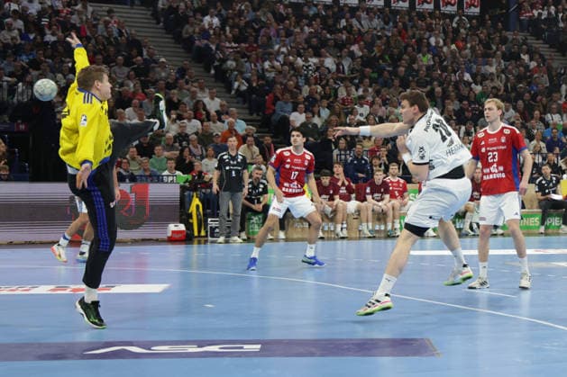 2026 04 12 xfsx Daikin HBL Handballl 1 Bundesliga Hamburger Sportverein Handball THW Kiel v l Goalkeeper Robin Haug 16, HSV Hamburg Handball , Lukas Laube THW Kiel ,20 Copyright: HMBxMedia FernandoxSoares