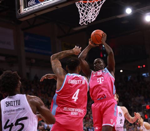 Kur Jongkuch Bonn on the ball in front of Jeff Garrett Bonn , Bonn, Germany, 12 04 2026, Basketball Bundesliga, Matchday 29, Telekom Baskets Bonn vs Basketball Löwen Braunschweig