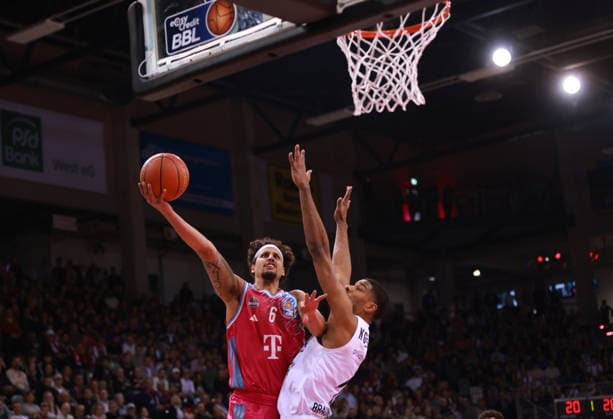 Michael Kessens Bonn vs Josh Hawley Braunschweig , Bonn, Germany, 12 04 2026, Basketball Bundesliga, Matchday 29, Telekom Baskets Bonn vs Basketball Löwen Braunschweig