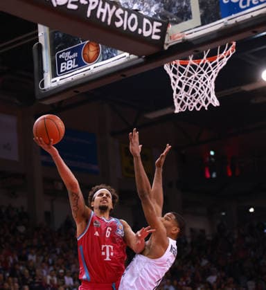 Michael Kessens Bonn vs Josh Hawley Braunschweig , Bonn, Germany, 12 04 2026, Basketball Bundesliga, Matchday 29, Telekom Baskets Bonn vs Basketball Löwen Braunschweig