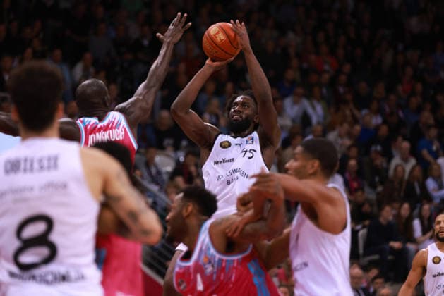Oluwasimisola Shittu Braunschweig on the ball, Bonn, Germany, 12 04 2026, Basketball Bundesliga, Matchday 29, Telekom Baskets Bonn vs Basketball Löwen Braunschweig
