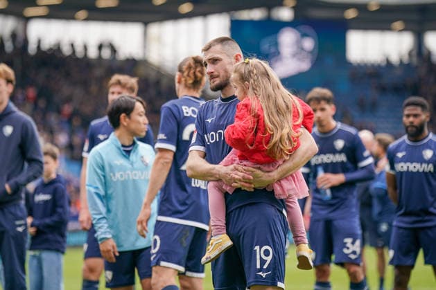 Germany Soccer 2 Bundesliga 2025 2026, 29 Matchday VfL Bochum vs Eintracht Braunschweig Vonovia Ruhrstadion MatuÅ¡ Bero Matus Bero VfL Bochum, 19 after the match with child Copyright: xJOERANxSTEINSIEKx