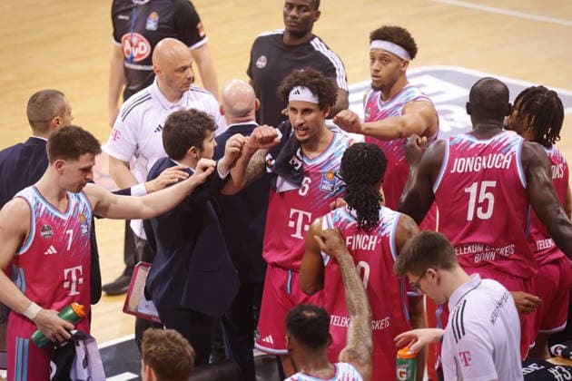 Time-out Michael Kessens Telekom Baskets Bonn vs Basketball Löwen Loewen Braunschweig 29 Speiltag Saison 2025 26
