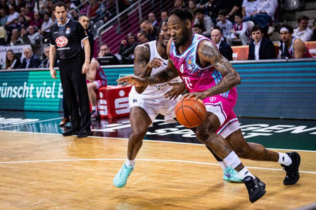easyCredit Basketball Bundesliga, Telekom Baskets Bonn vs Basketball Löwen Braunschweig, 12 04 2026 Jeff Garrett Jr Telekom Baskets Bonn 4 sets up easyCredit Basketball Bundesliga, Telekom Baskets Bonn vs Basketball Löwen Braunschweig, 12 04 2026, Telekom Dome Bonn Copyright: xBEAUTIFULxSPORTS Derixx