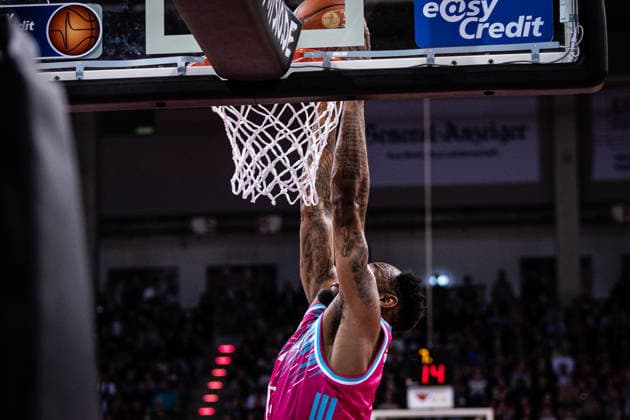 easyCredit Basketball Bundesliga, Telekom Baskets Bonn vs Basketball Löwen Braunschweig, 12 04 2026 Jeff Garrett Jr Telekom Baskets Bonn 4 dunkt easyCredit Basketball Bundesliga, Telekom Baskets Bonn vs Basketball Löwen Braunschweig, 12 04 2026, Telekom Dome Bonn Copyright: xBEAUTIFULxSPORTS Derixx