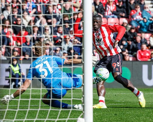 12th April 2026; Stadium of Light, Sunderland, England; Premier League Football, Sunderland versus Tottenham Hotspur; Brian Brobbey of Sunderland shot is saved by Tottenham Hotspur goalkeeper Antonin Kinsky WMxSportsxMedia