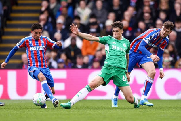 Crystal Palace gegen Newcastle United 12 April 2026, London Premier League Fußball Crystal Palace gegen Newcastle United L R Yeremy Pino von Crystal Palace, Lewis Miley von Newcastle United und Jorgen Strand Larsen von Crystal Palace Foto Jacques Feeney Abseits London UK  Copyright: xJacquesxFeeneyx xOffsidexOffside